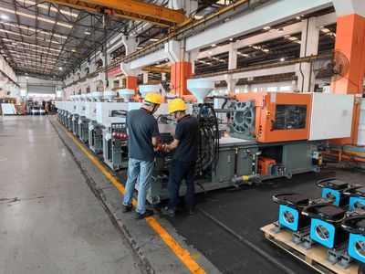 穩(wěn)中求進·觀坪山② 穩(wěn)訂單、抓研發(fā)，年產(chǎn)20000臺注塑機與汽車美容服務并舉